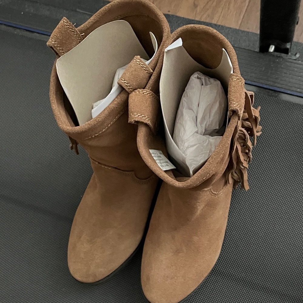Like New Never Worn Suede Leather Fringe Ankle Boots Size 6 in Tannish Brown - Picture 3 of 6